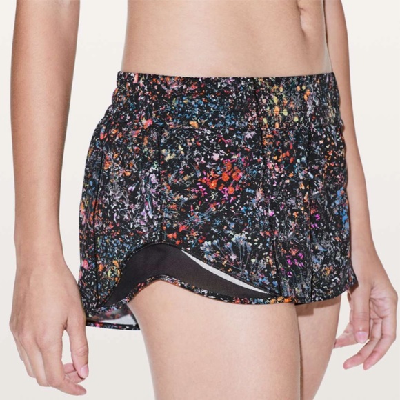 Lululemon Hotty Hot Short II *2.5" - Picture 2 of 9